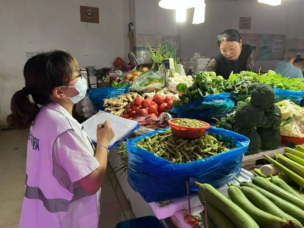 物价调查员李林红在菜市场采集价格。宰飞 摄