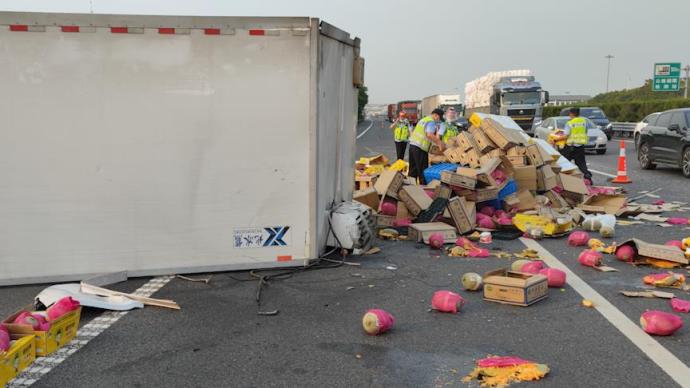貨車炸胎瞬間翻車，400多箱哈密瓜甩落高速