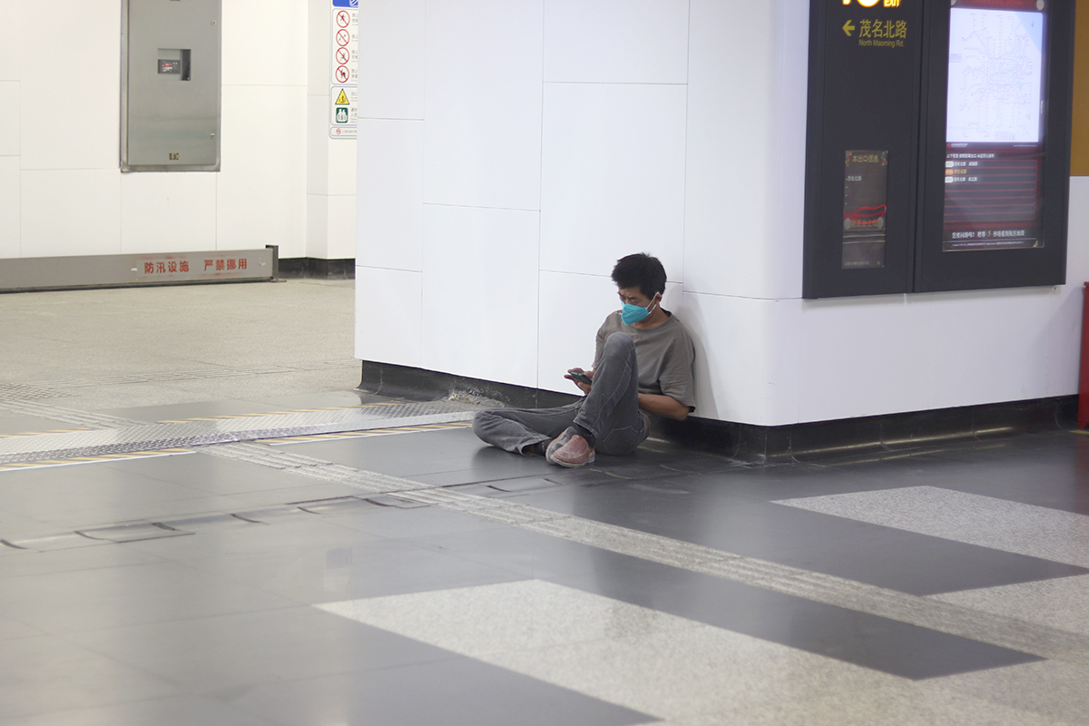 2022年8月15日，上海，南京西路地铁站内，市民在地铁里乘凉避暑。实习生 刘心语 图