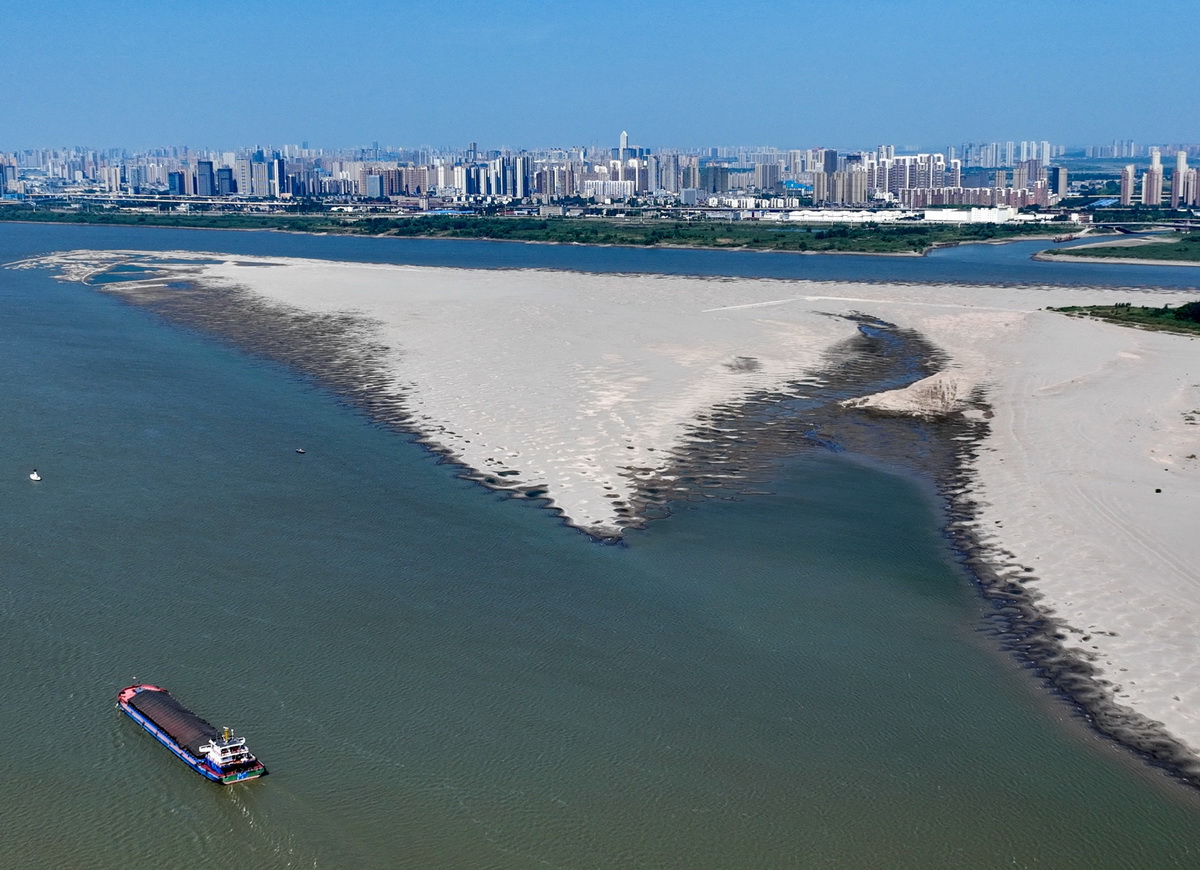 2022年8月15日，长江武汉段水位为有水文记录以来历史同期最低，出现了“汛期反枯”的(de)现象。两江的(de)沙滩显露在逐渐加大，影响船舶航行。