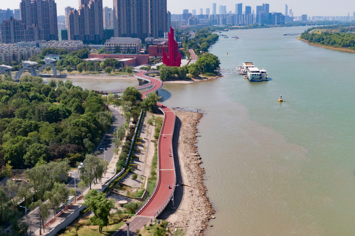 2022年8月11日，南京，航拍长江南岸一处江滩裸露。