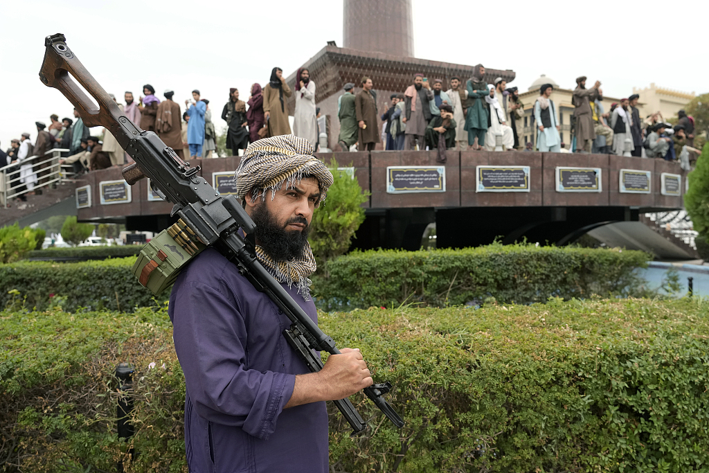 当地时间（shijian）2022年8月15日，阿富汗首都喀布尔，一名塔利班战士手持武器庆祝塔利班重新掌权一周年。