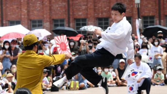 韩国民间上演“抗日剧”，民众痛打“日军”飞踹旭日旗