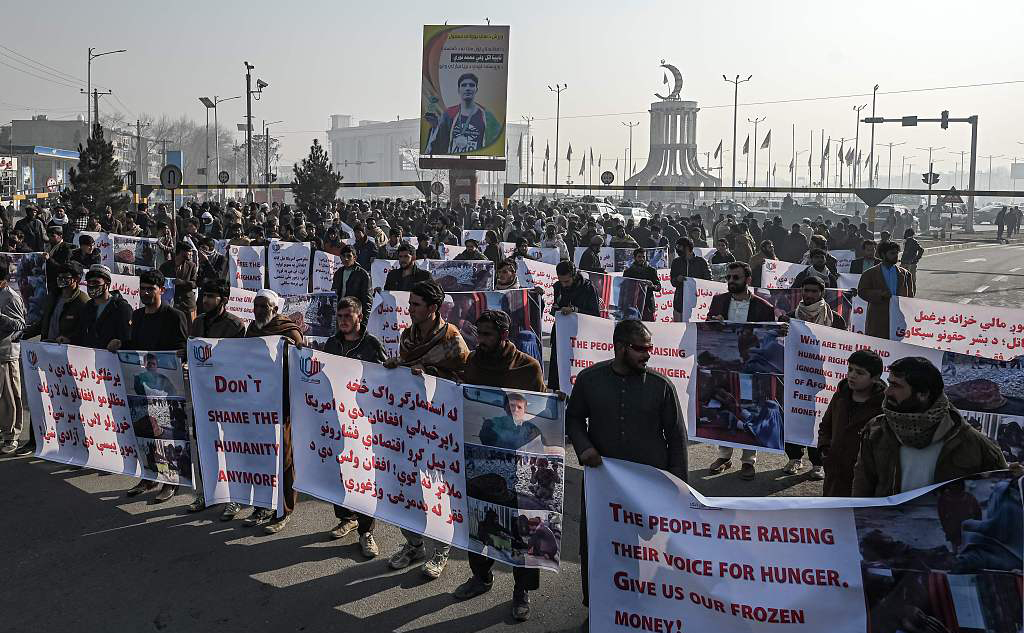 当地时间（shijian）2021年12月21日，阿富汗喀布尔，阿富汗民众在喀布尔举行抗议活动，要求美国解除对(dui)阿富汗中央银行资产的(de)冻结。