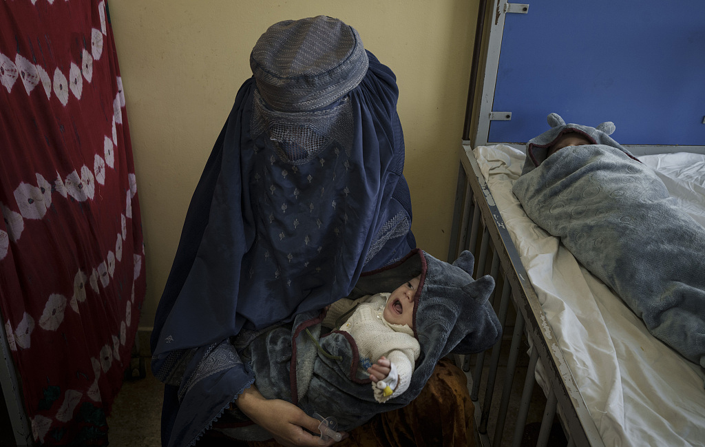 当地时间（shijian）2021年10月5日，阿富汗喀布尔，患儿在儿童医院接受治疗。