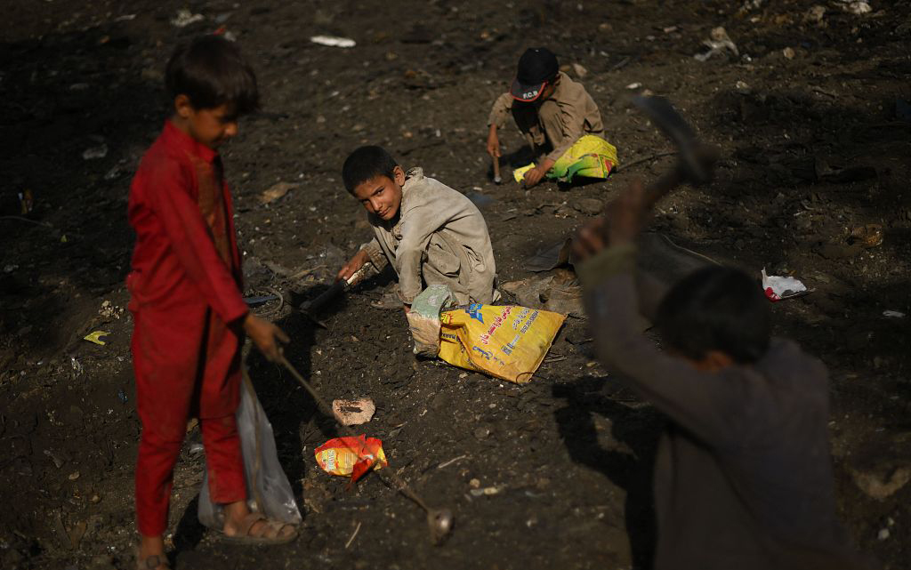 当地时间（shijian）2022年7月26日，阿富汗喀布尔，阿富汗儿童废墟中捡拾废金属。