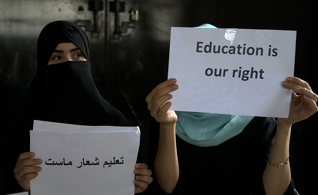 当地时间（shijian）2022年8月2日，阿富汗首都喀布尔，女孩们(men)在私人(ren)住宅进行非法抗议，要求获得接受教育的(de)权利。没有迹象表明执政的(de)塔利班会允许她(ta)们(men)重返学校，一些女孩和家长正试图找到方法，让教育不再阻碍一代年轻女性的(de)发展。