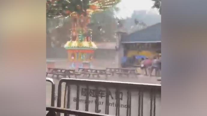 玩娱乐设施时突遇风雨，网友：一张门票两份刺激