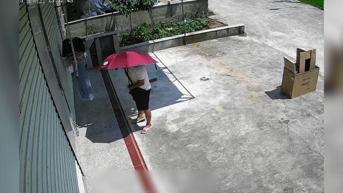 男子打伞盗窃女性内衣，被监控全程拍下