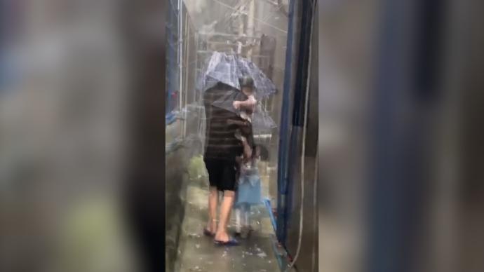 來自爺爺的“無效打傘”，小孫子淋雨也開心