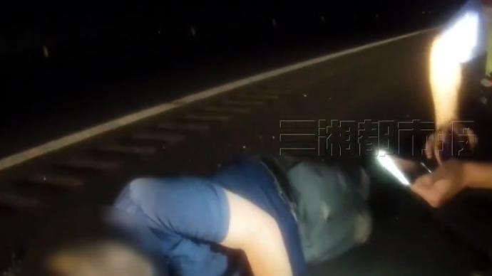 男子喝多,跑到高速路面上睡大覺