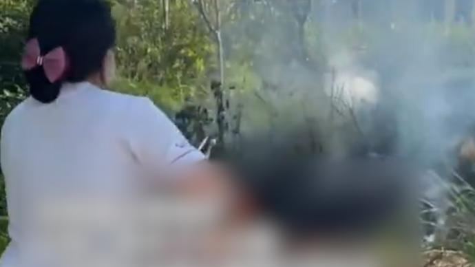 地鐵站外綠化帶起火,值班站長拿起滅火器沖向火點