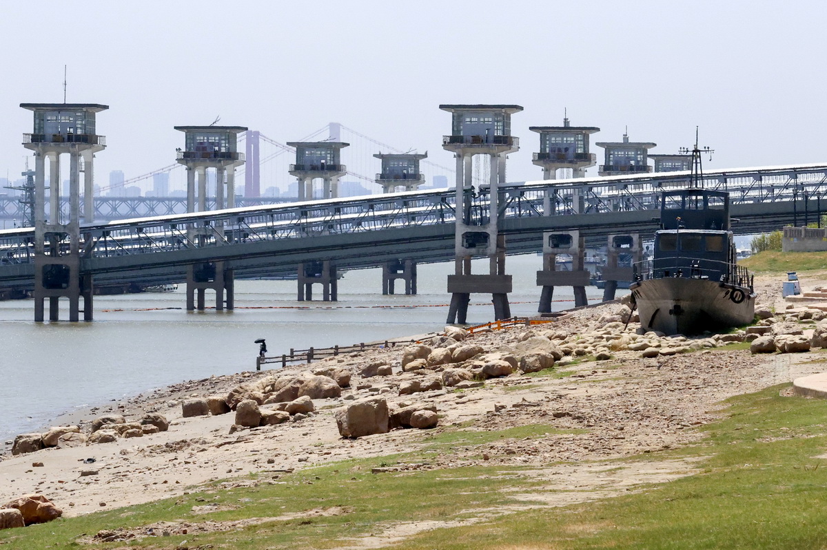 2022年8月15日，湖北武汉，船只搁浅在汉口江滩的(de)滩涂上。