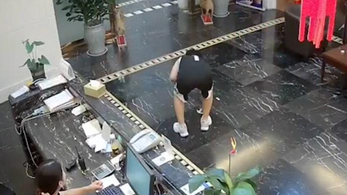 顧客隨地吐痰徑自離開,男孩見后拿紙巾擦干凈地面