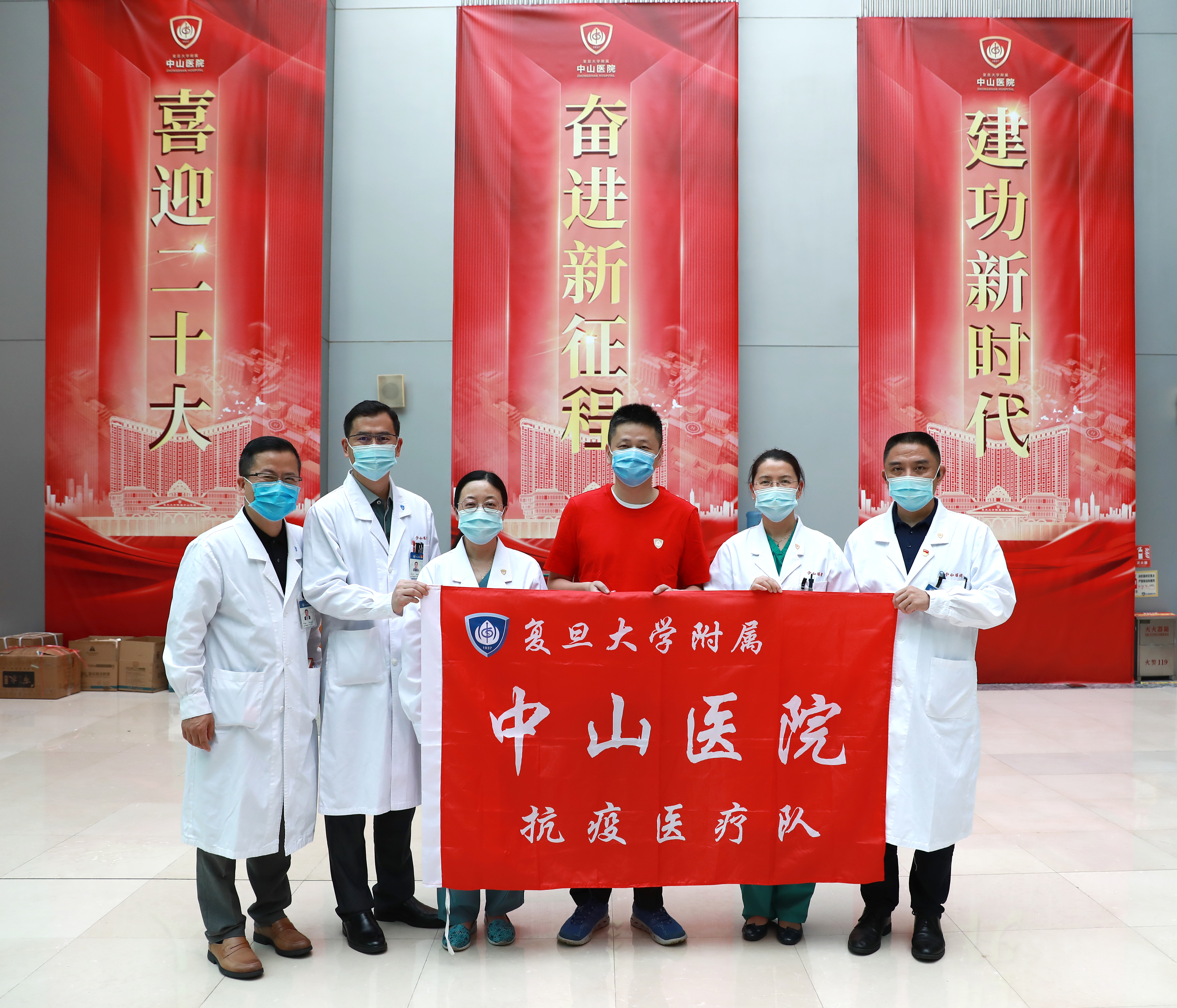 8月16日,钟鸣出发前往海南支援新冠医疗救治工作前,上海中山医院为钟鸣送行。中山医院供图