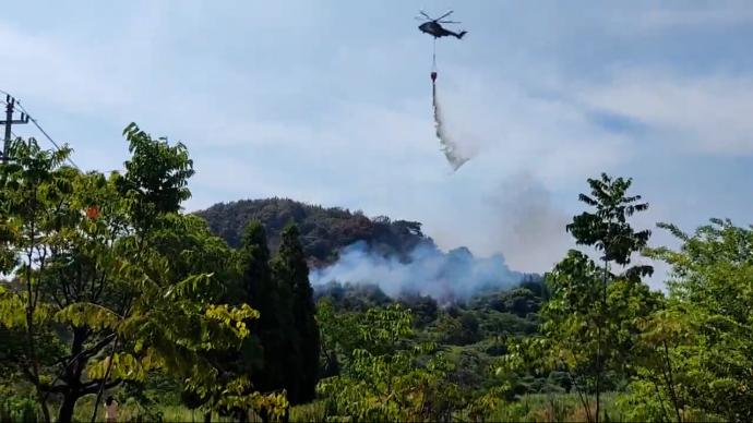 嘉兴一景区起火，直升机出动灭火