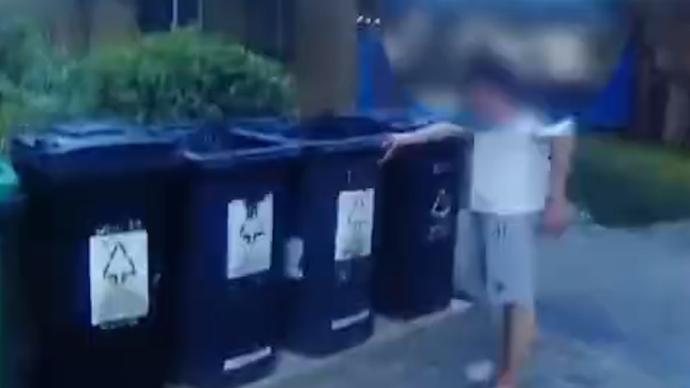 男子将保险柜伪装成垃圾放垃圾桶旁，24万元现金被人捡走