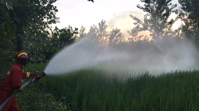 持续高温农户求助，高邮消防灌溉三小时为农田“解渴”