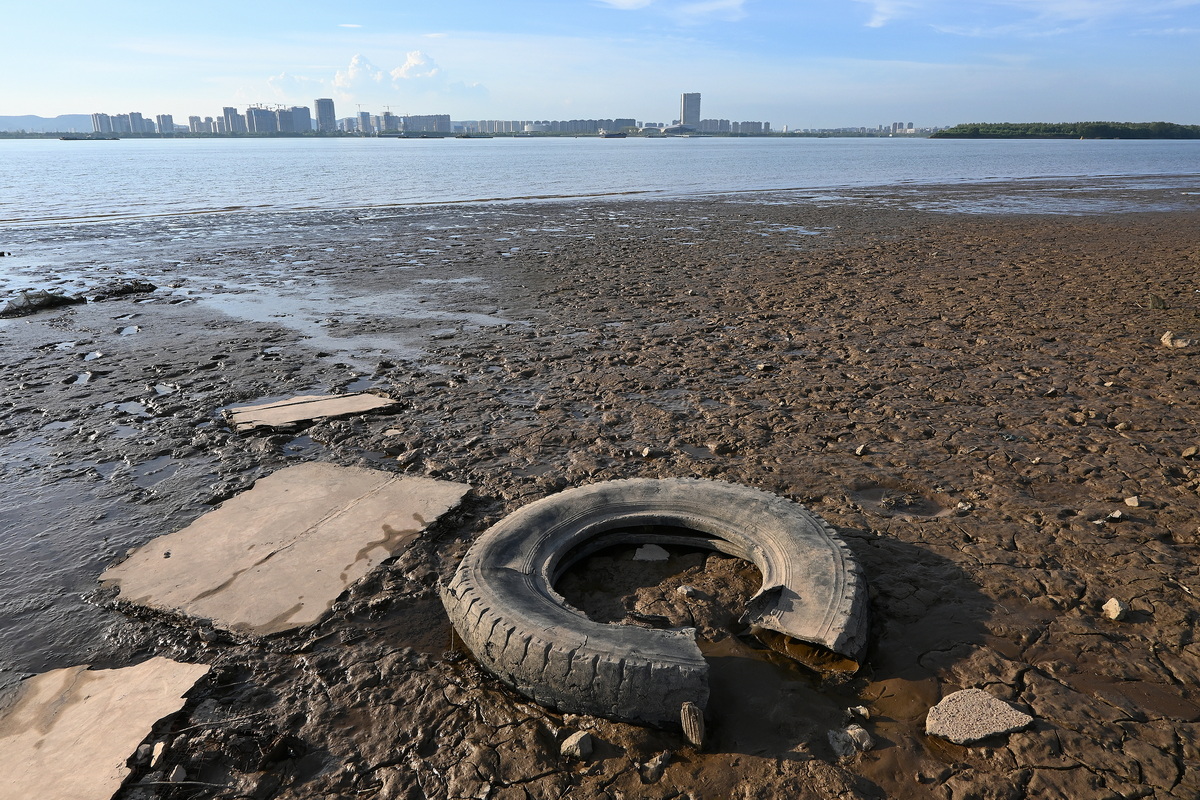 22年8月13日，南京，汛期长江现罕见低水位，废弃轮胎露出水面。