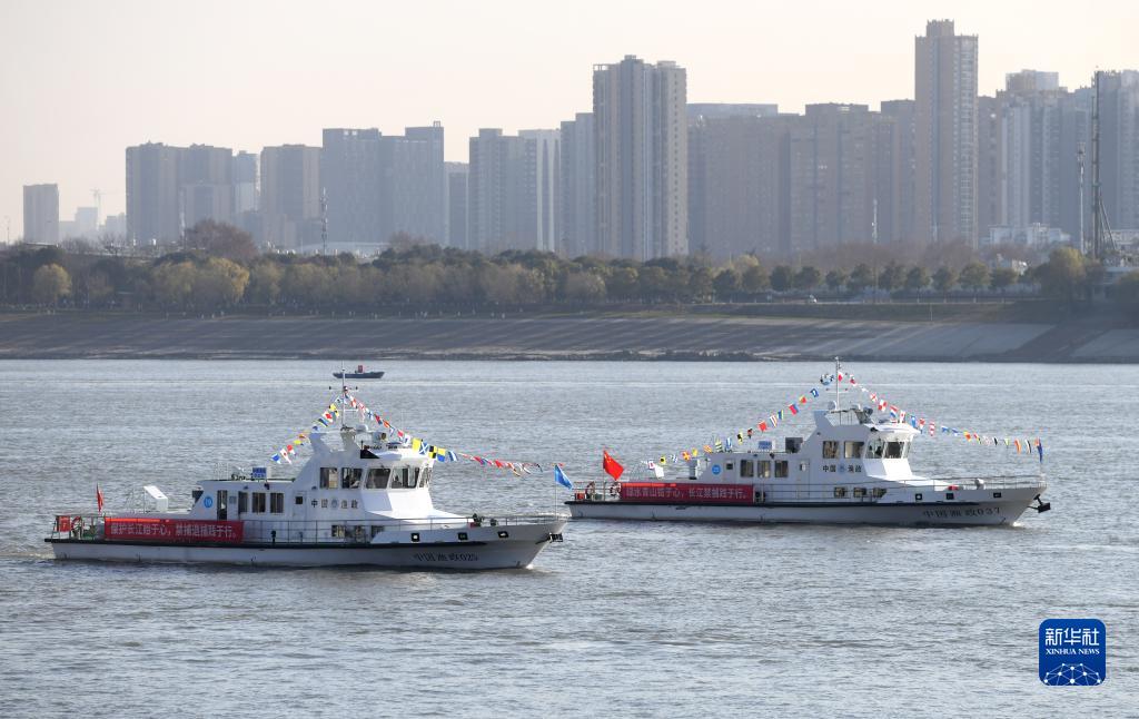 渔政执法船队(dui)从长江武汉段江面驶过，启动长江流域重点水域“十年禁渔”（2020年12月31日摄）。新华社记者 程敏 摄