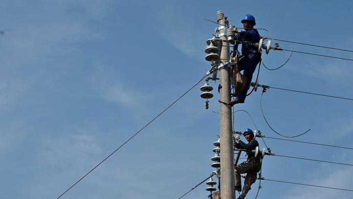 39℃高溫，江西電力工人頂烈日高空作業