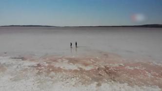 鸟瞰土耳其“天空之镜”——粉红色盐湖图兹湖