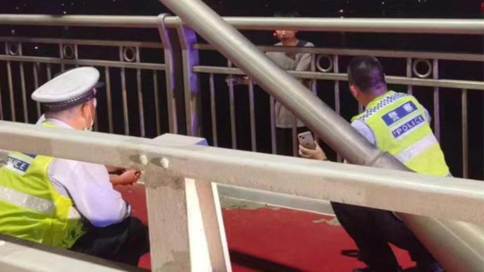 大學(xué)生凌晨欲跳橋輕生，民警勸說(shuō)一小時(shí)救回