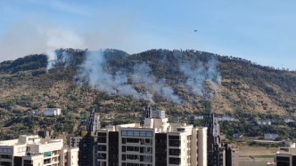 直击涪陵山火：直升机参与灭火，居民连夜为救援人员送矿泉水