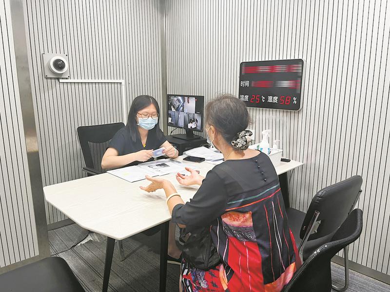 广州公证处，一位老人在咨询遗嘱业务