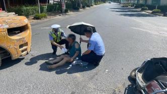 女子骑车被撞血流不止，交警40℃高温下为伤者挡烈日