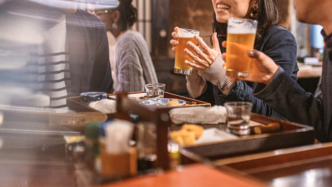 “清酒万岁”：酒税收入减少，日本政府鼓励年轻人多喝点