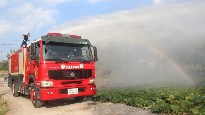 高温干旱持续，四川巴中消防为居民送水解困