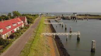 荷兰遭遇极端旱情，阿夫鲁戴克拦海大坝关闭泄洪闸门