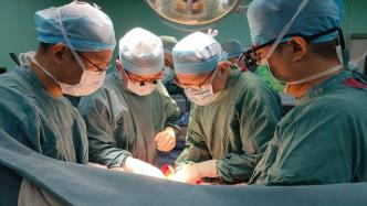 小伙3次开胸手术后支架掉进动脉瘤内，上海专家切开瘤取支架
