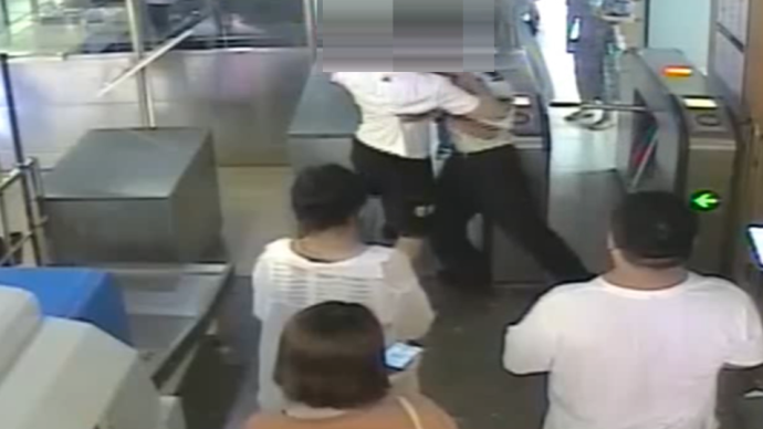 上海地铁一男子嫌麻烦拒扫场所码，强行进站还殴打安检被行拘