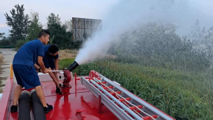 農(nóng)戶求助70畝玉米缺水，消防車送水110噸抗旱保收
