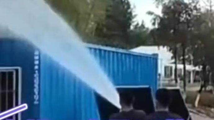 高溫天消防隊歸途遇核酸點人員求助，立即出水“下雨”降溫