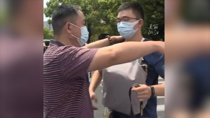 開學季丨父親送兒子到浙大報到,擁抱轉身后紅了眼眶