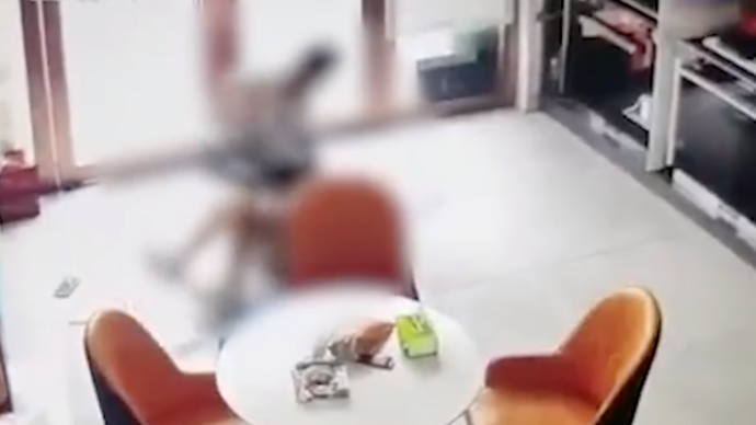 安徽霍邱警方通报“男子抡板凳殴打前妻”：打人者被拘留