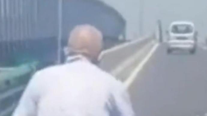 老人騎車誤入高速，小伙搭載老人及自行車護(hù)送7公里