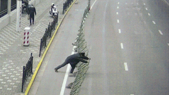 醉汉在上海街头推倒200米道路隔离栏，获刑7个月