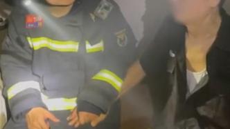 暖心帧丨灭火消防员紧握受惊盲人的手安抚