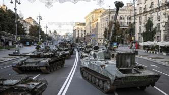 早安·世界｜俄乌冲突爆发半周年：乌克兰展示缴获的俄军装备