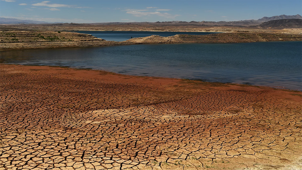 内华达州米德湖水库干旱裸露的土地。