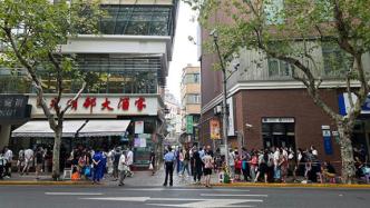 上海街头“美食顶流”有何魔力？顾客自带板凳排起百米长队