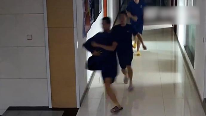 新消防員凌晨聽到警鈴，抱被子沖出