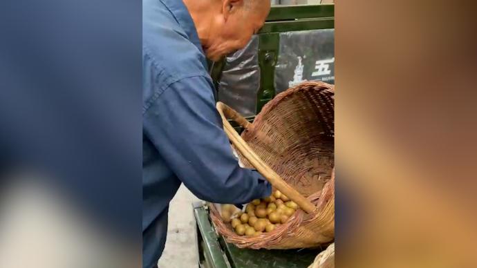 暖心帧丨女孩随口提起儿时吃过的酸枣，西安摆摊老人记在心里摘来送她