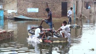 暴雨席卷亚洲多国，洪水和山体滑坡造成印巴阿三国超百人死亡
