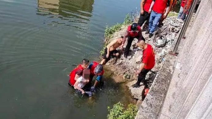暖心帧丨八旬老人落水扑腾,路过志愿者跳河救他上岸_七环视频_澎湃新闻-The Paper