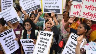 印度暴发示威，抗议释放轮奸孕妇并杀害其家人的11名重刑犯